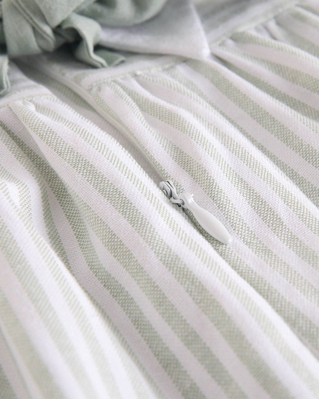 Robe de fille à rayures vert pastel et blanc avec nœud