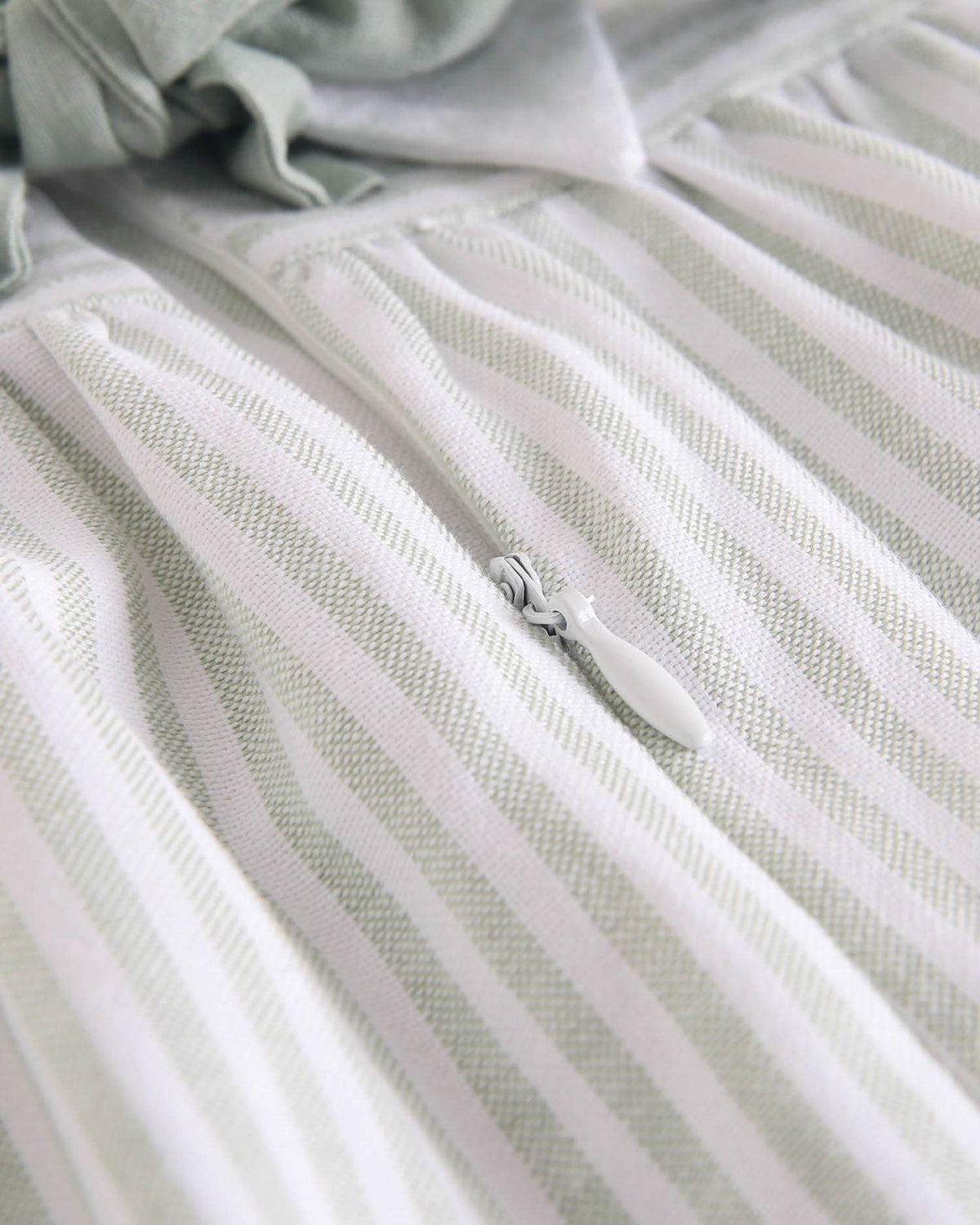Robe de fille à rayures vert pastel et blanc avec nœud
