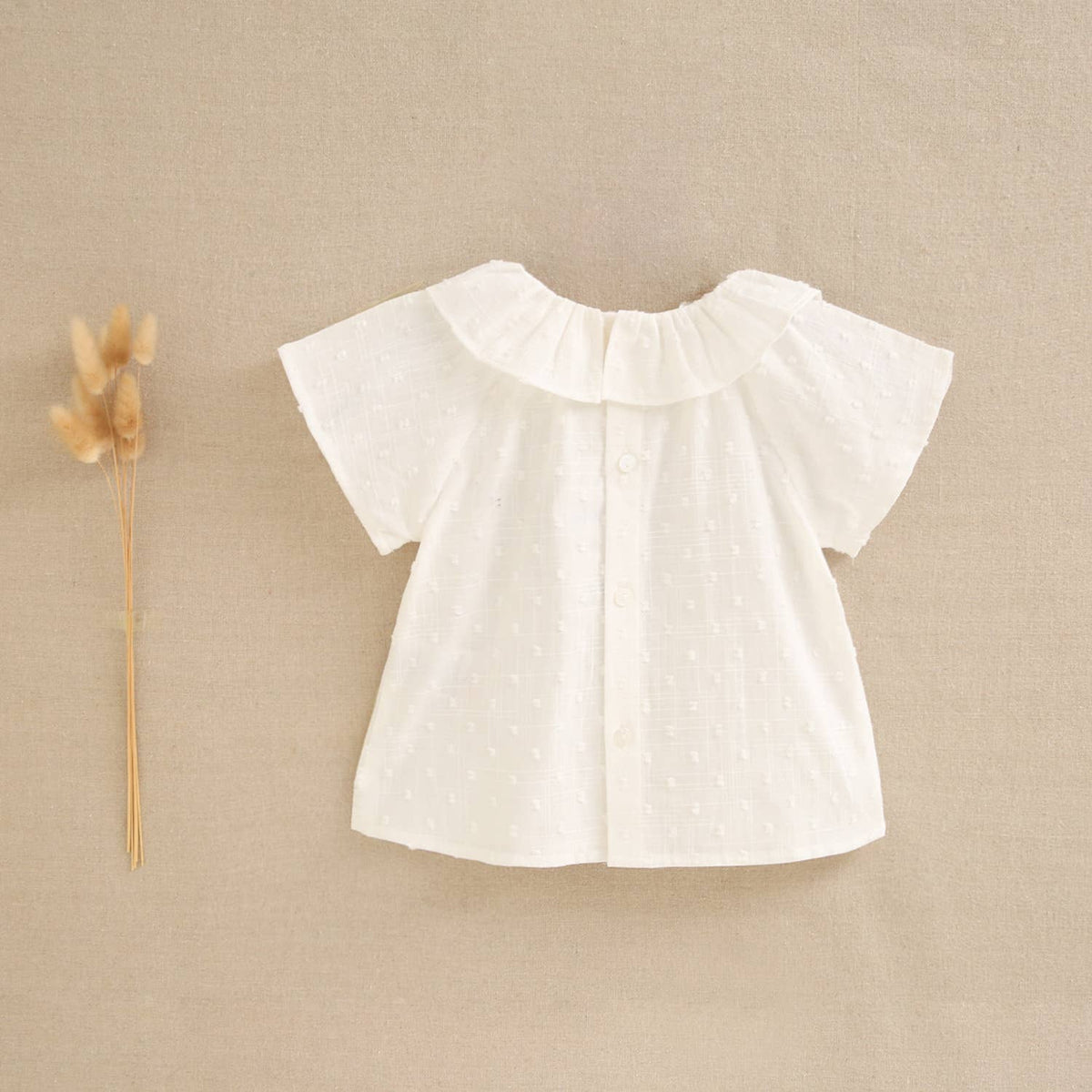 Blouse blanche en plumetis pour fille avec col volanté et manches courtes