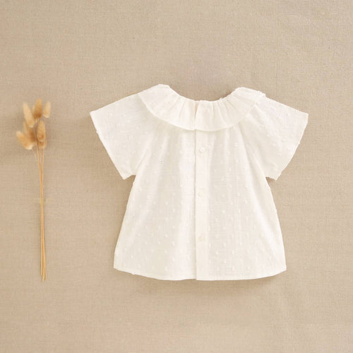 Blouse blanche en plumetis pour fille avec col volanté et manches courtes