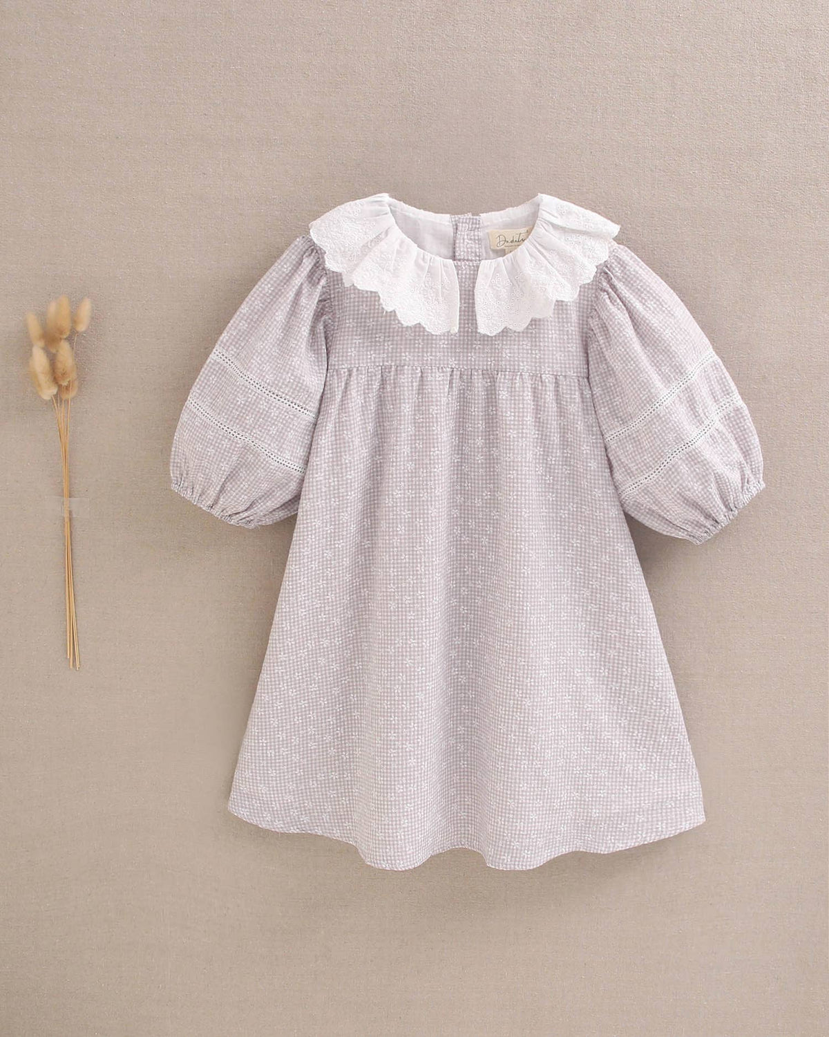 Robe grise à motifs multicolores pour fille avec manches bouffantes
