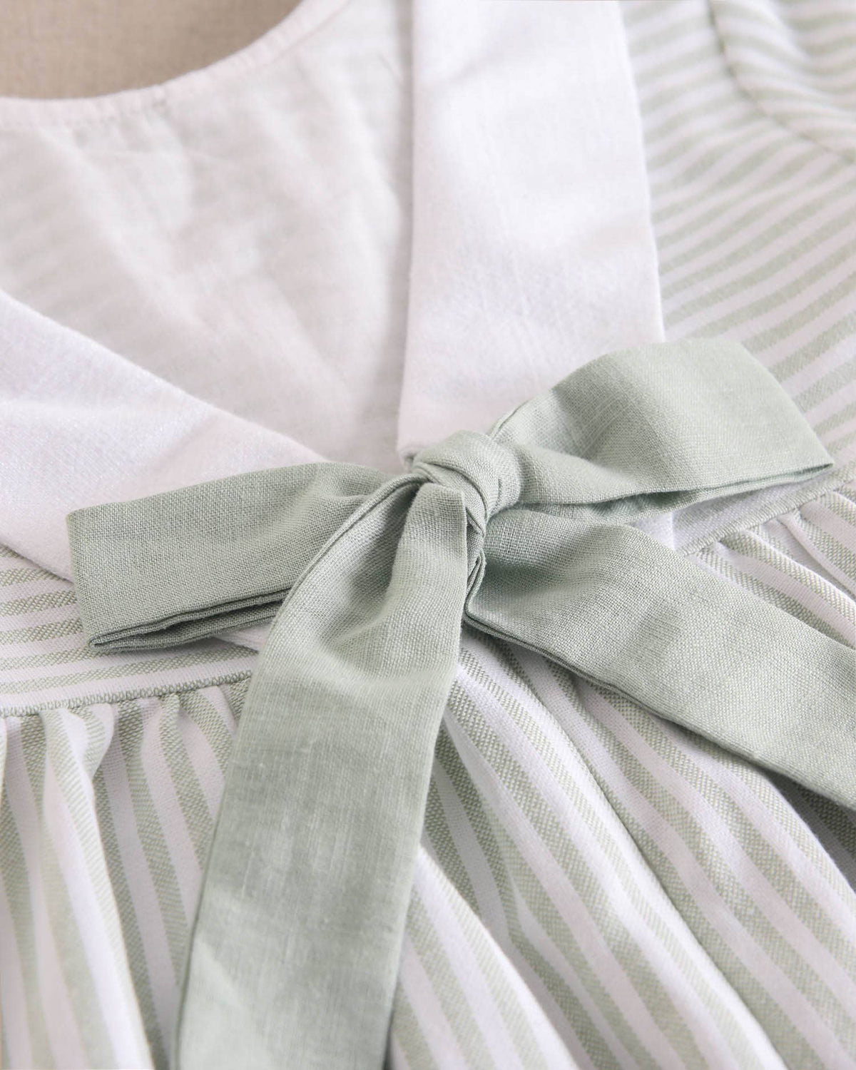 Robe de fille à rayures vert pastel et blanc avec nœud
