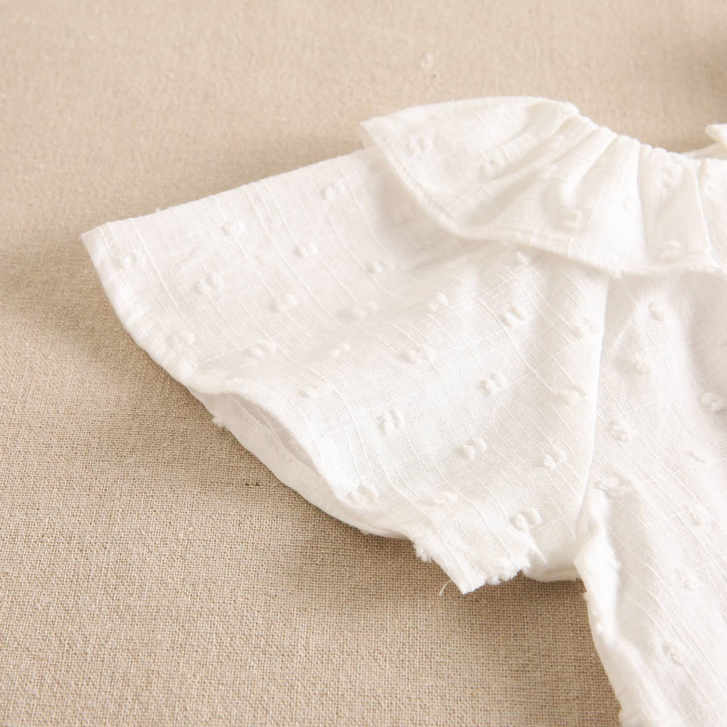 Blouse blanche en plumetis pour fille avec col volanté et manches courtes