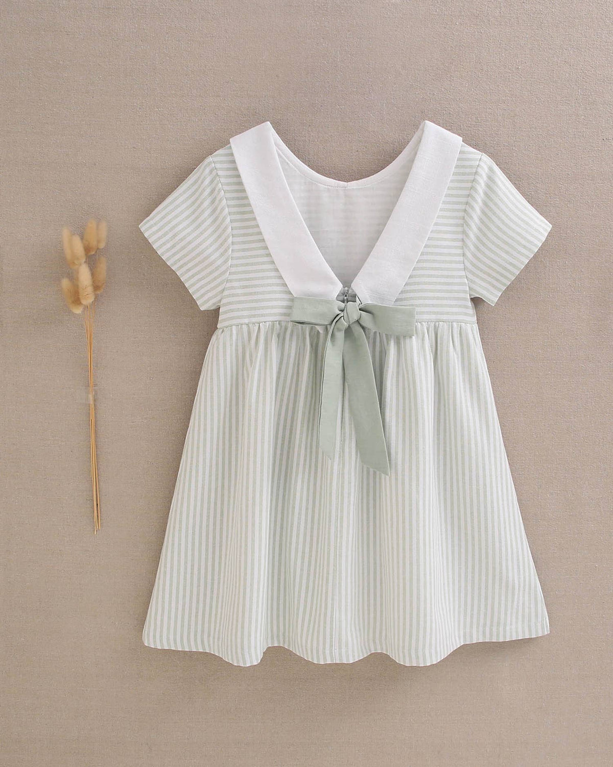 Robe de fille à rayures vert pastel et blanc avec nœud