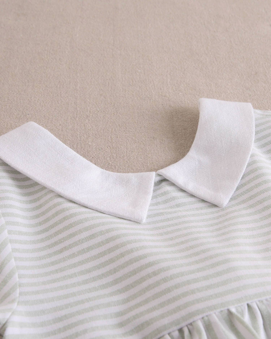 Robe de fille à rayures vert pastel et blanc avec nœud
