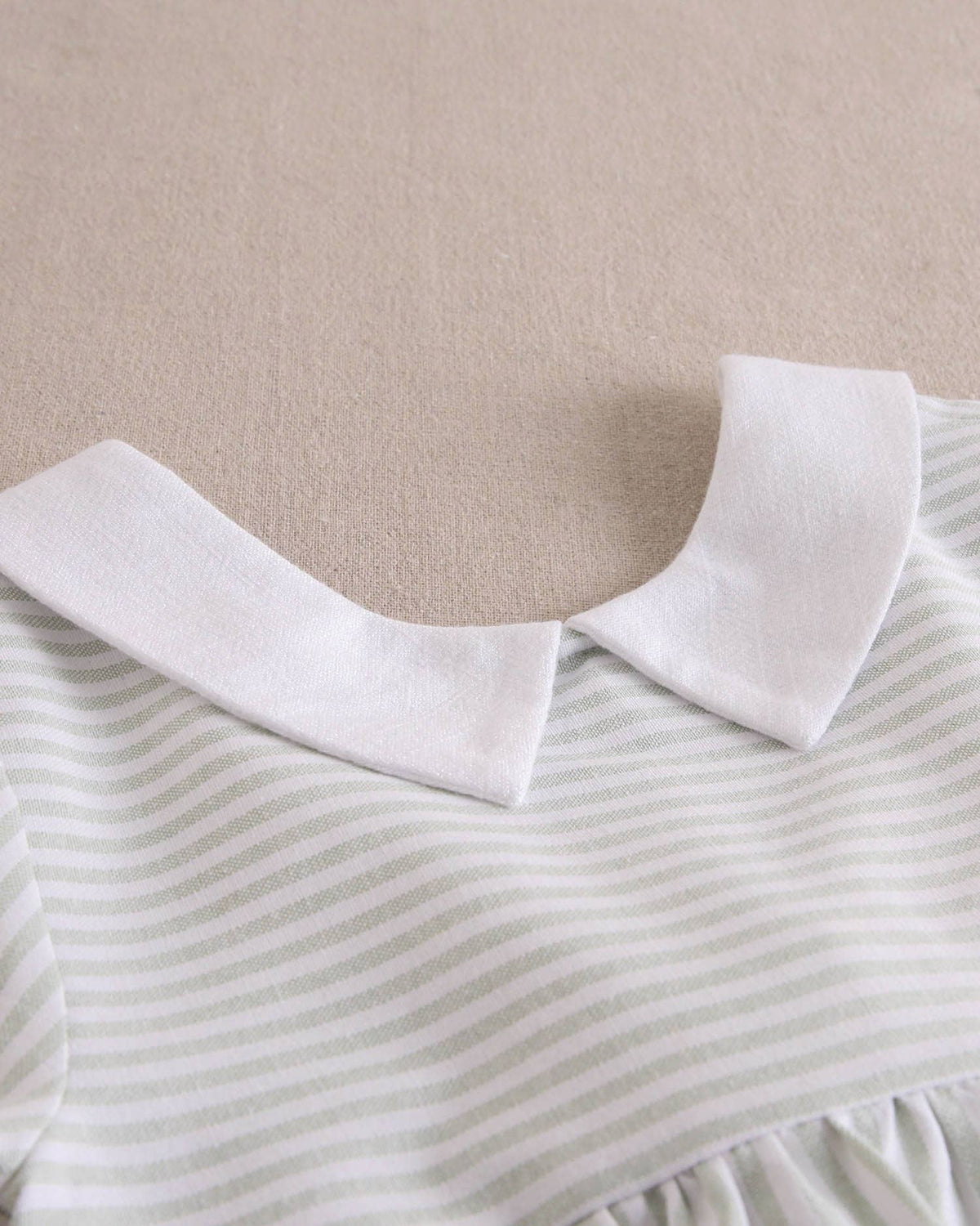 Robe de fille à rayures vert pastel et blanc avec nœud