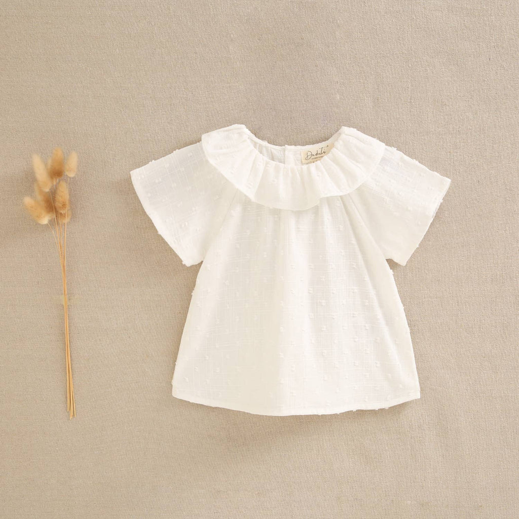 Blouse blanche en plumetis pour fille avec col volanté et manches courtes