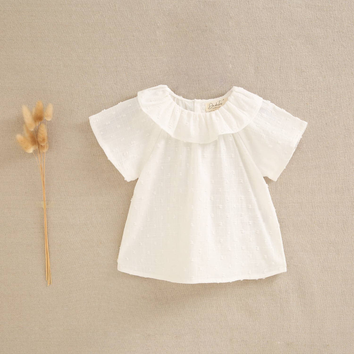 Blouse blanche en plumetis pour fille avec col volanté et manches courtes