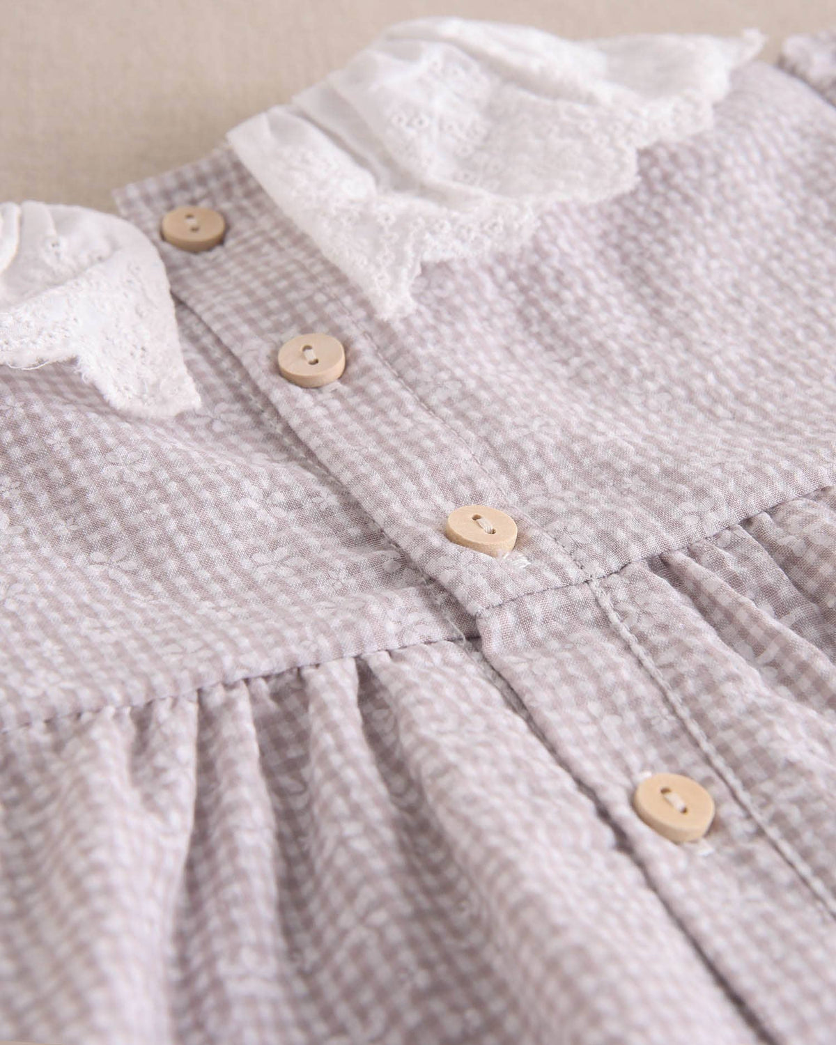 Robe grise à motifs multicolores pour fille avec manches bouffantes