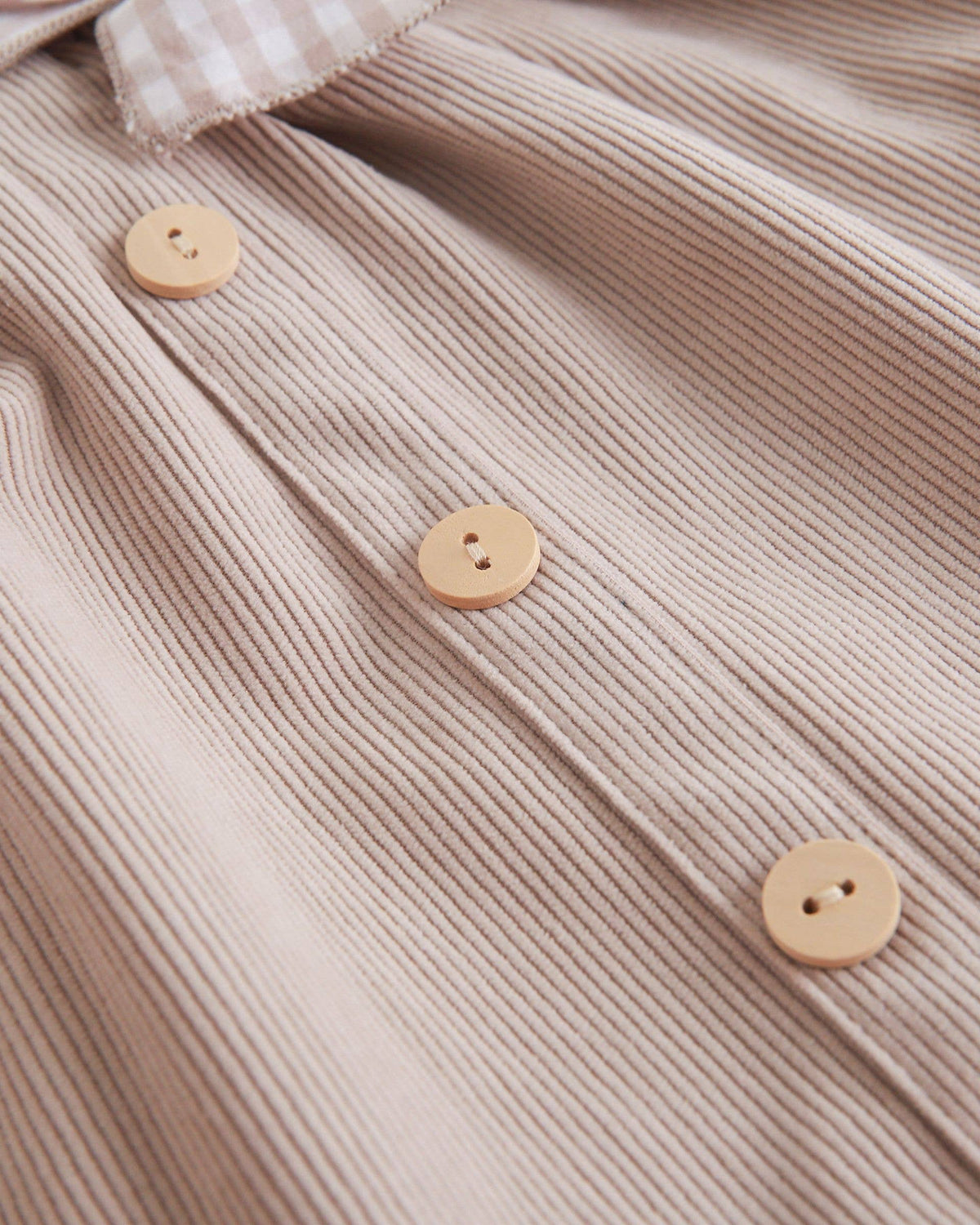 Robe à dos croisé, jupe froncée et nœud