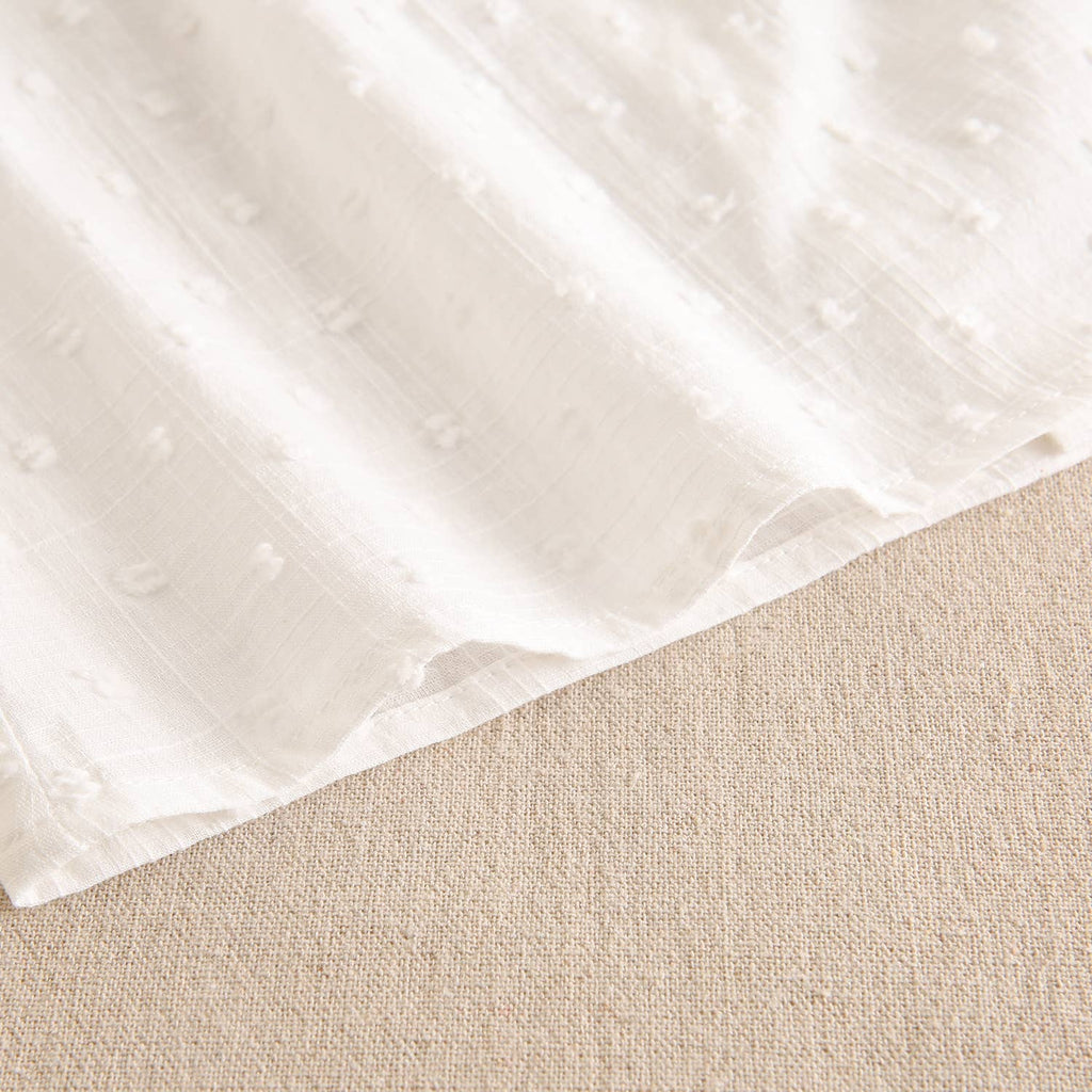 Blouse blanche en plumetis pour fille avec col volanté et manches courtes