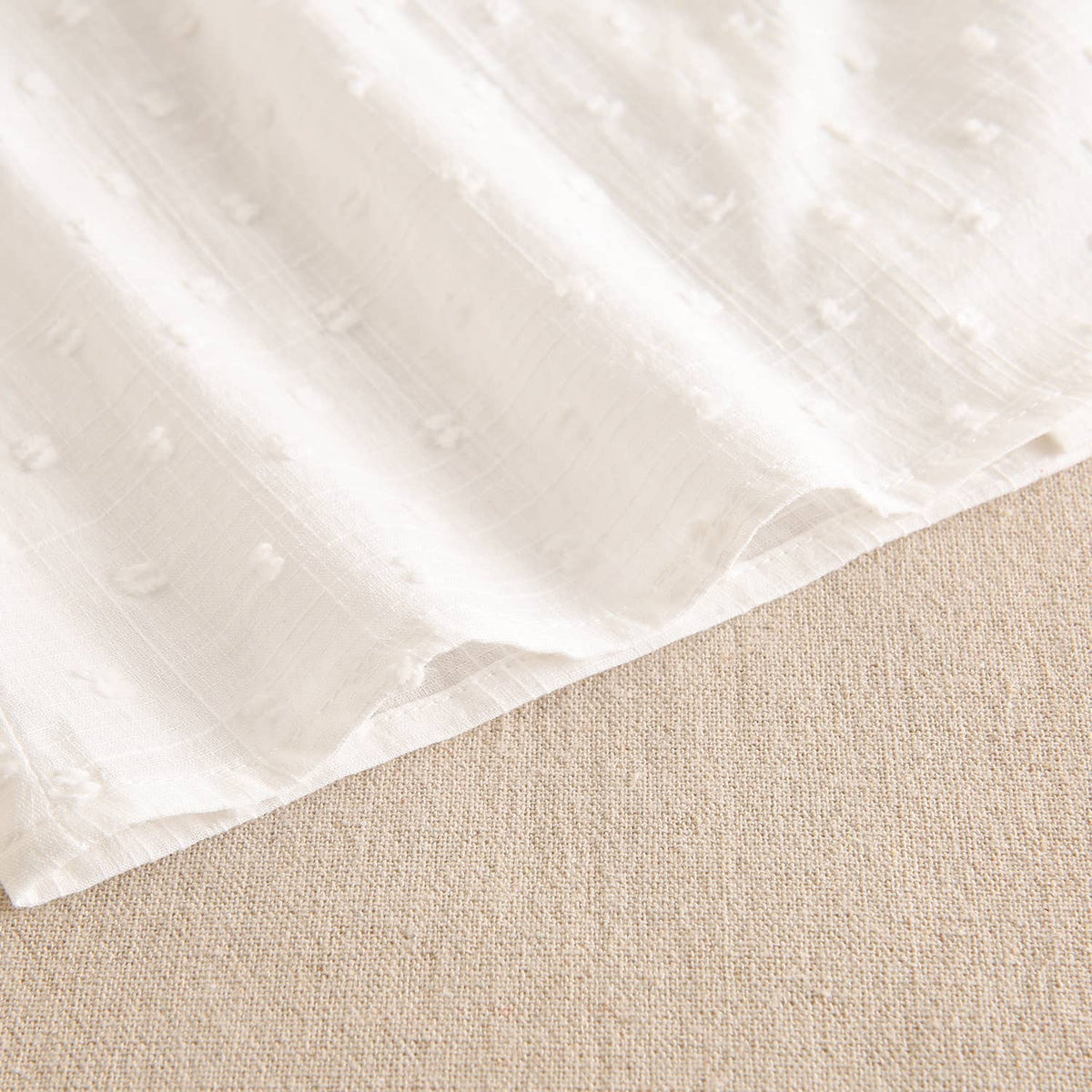 Blouse blanche en plumetis pour fille avec col volanté et manches courtes