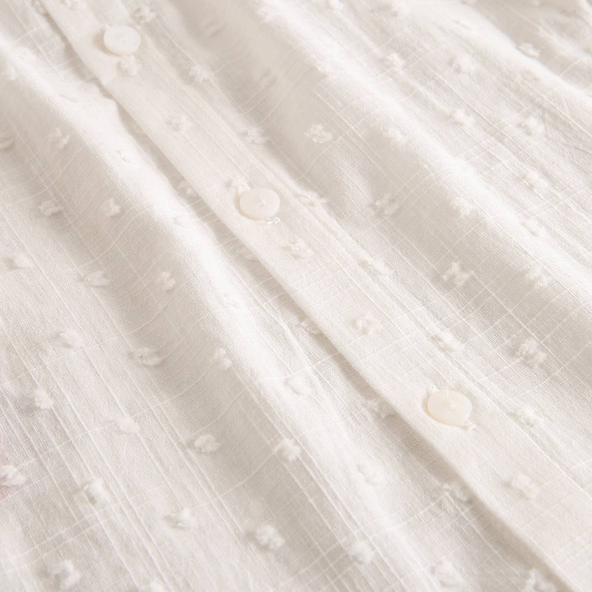 Blouse blanche en plumetis pour fille avec col volanté et manches courtes