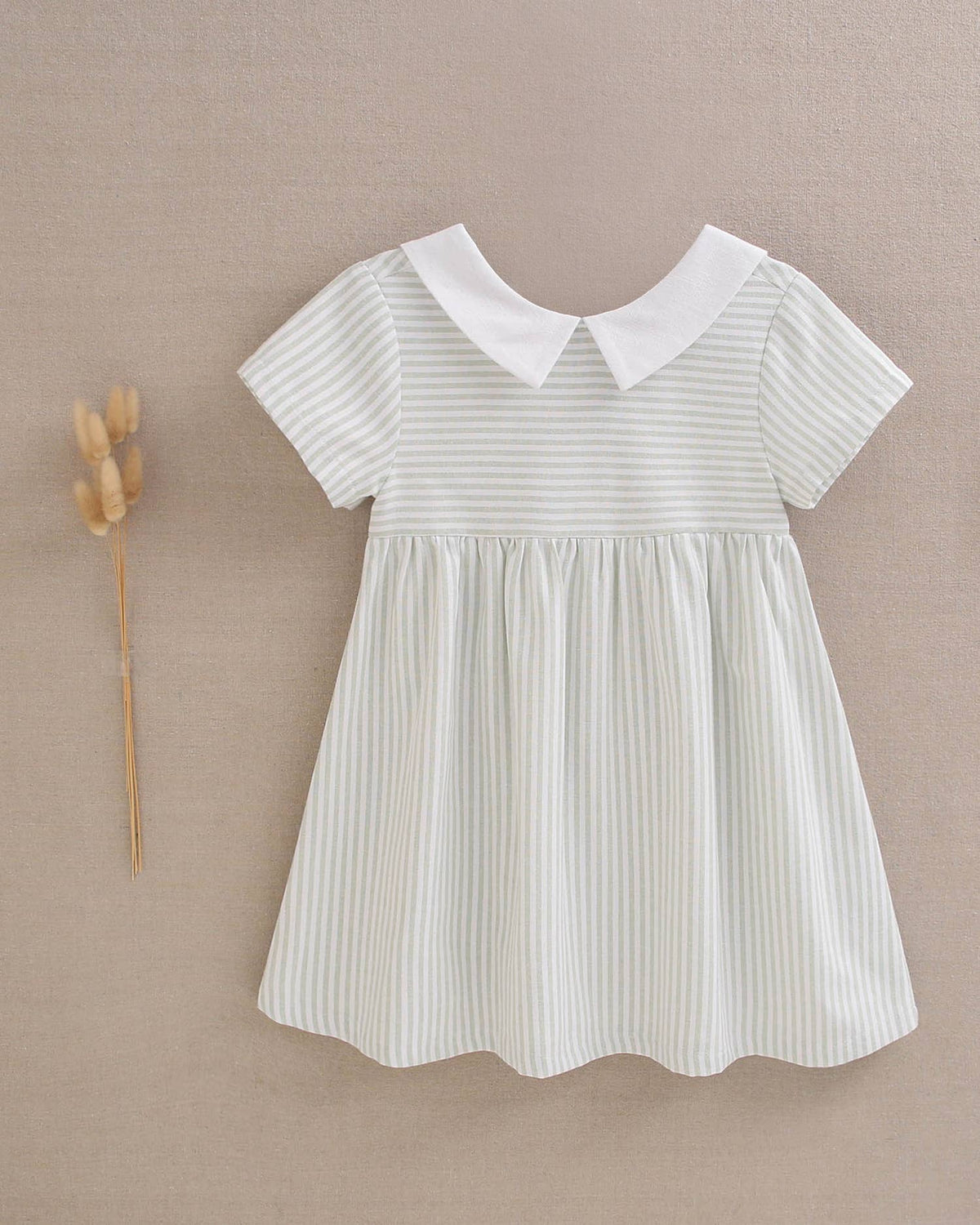 Robe de fille à rayures vert pastel et blanc avec nœud