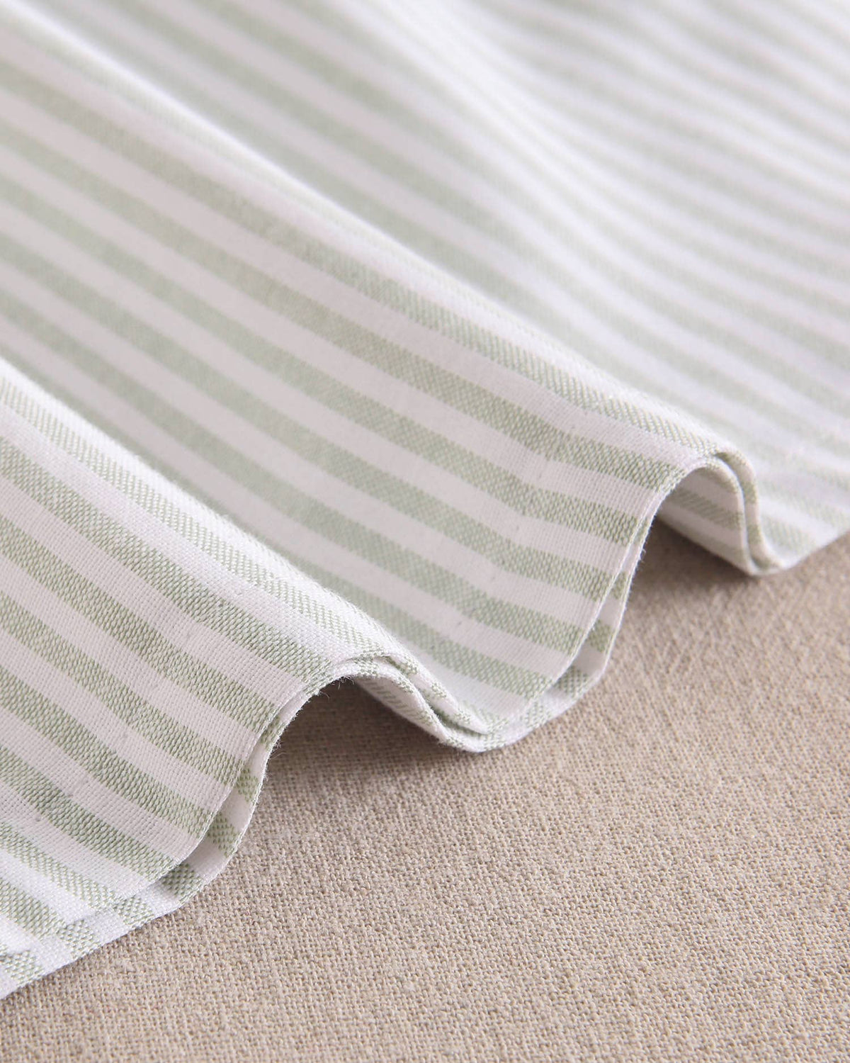 Robe de fille à rayures vert pastel et blanc avec nœud