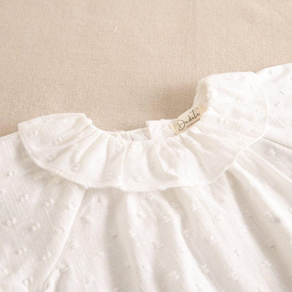 Blouse blanche en plumetis pour fille avec col volanté et manches courtes
