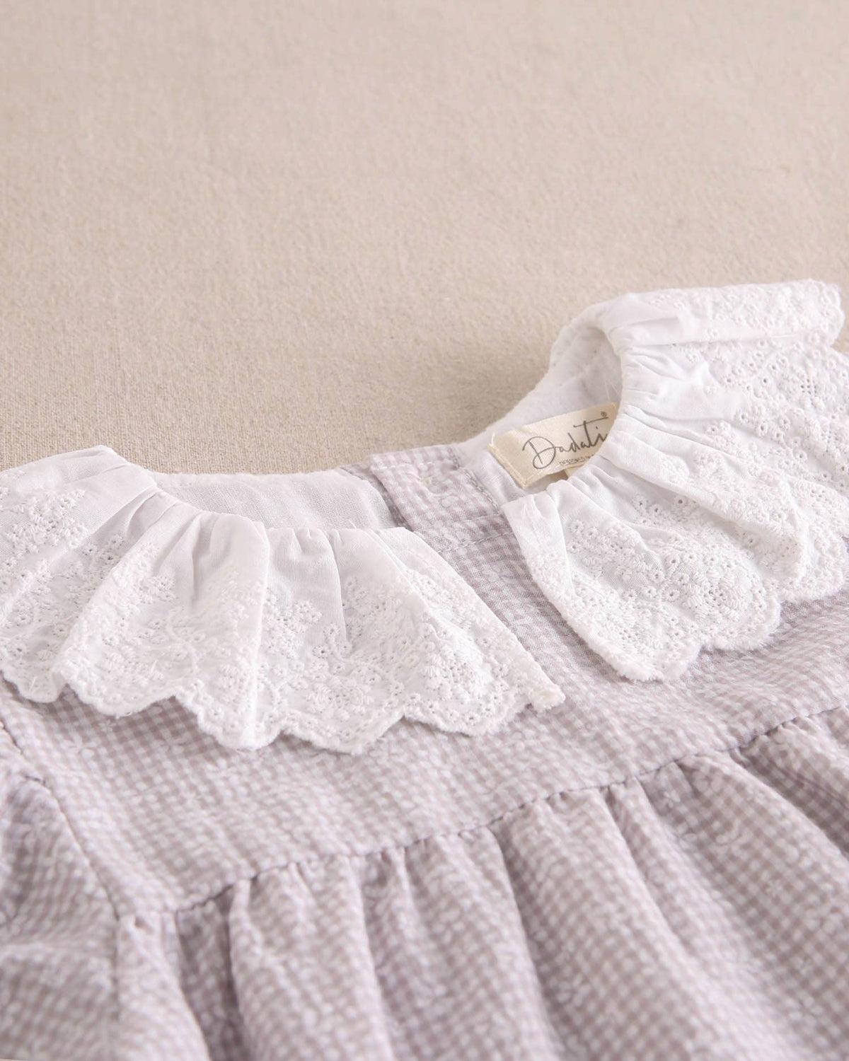 Robe grise à motifs multicolores pour fille avec manches bouffantes