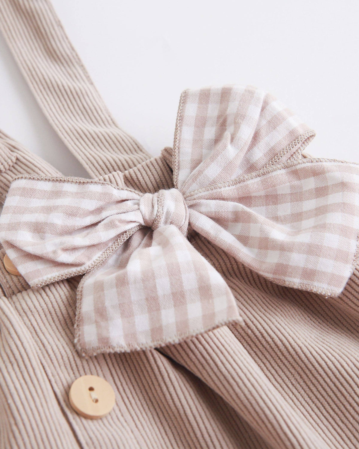 Robe à dos croisé, jupe froncée et nœud